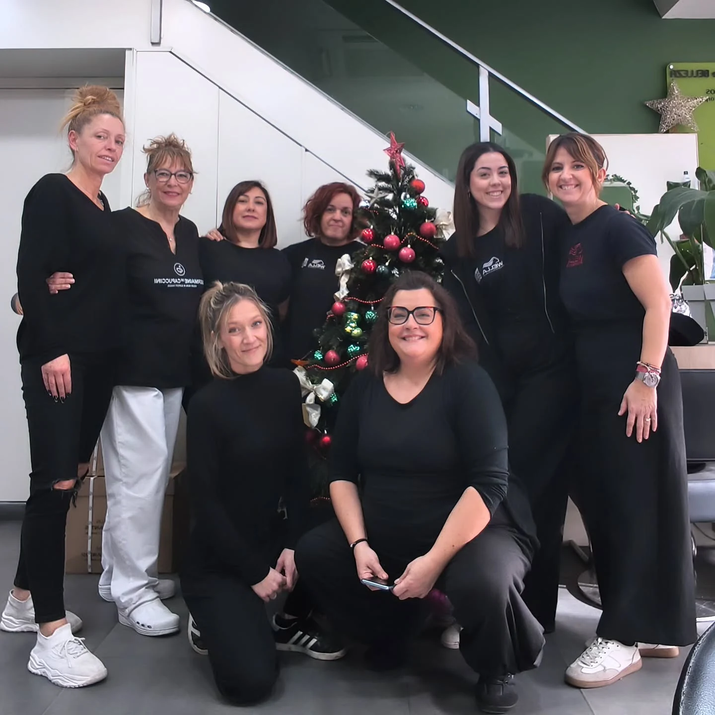 Equipo de Christian Peluqueros, peluquería y estética en Santa Isabel, Zaragoza Equipo de peluqueras y esteticistas de Christian Peluqueros dentro del salón de la Avenida Santa Isabel, Zaragoza