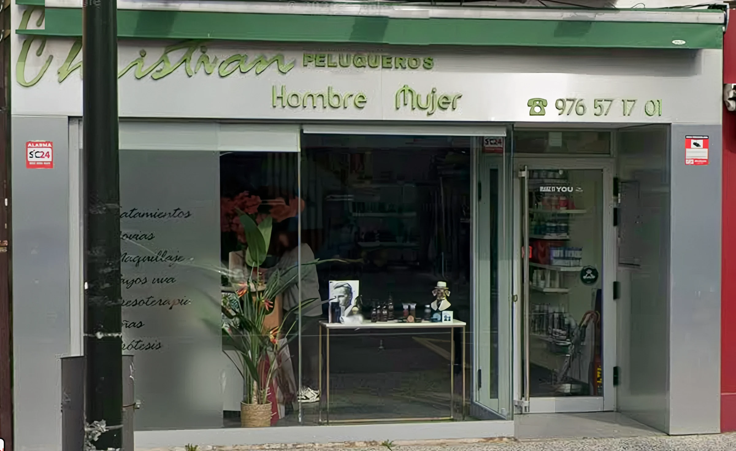 Peluquería para hombre y mujer en Santa Isabel, Zaragoza | Christian Peluqueros Fachada de Christian Peluqueros, peluquería para hombre y mujer en la Avenida Santa Isabel, 97 de Zaragoza