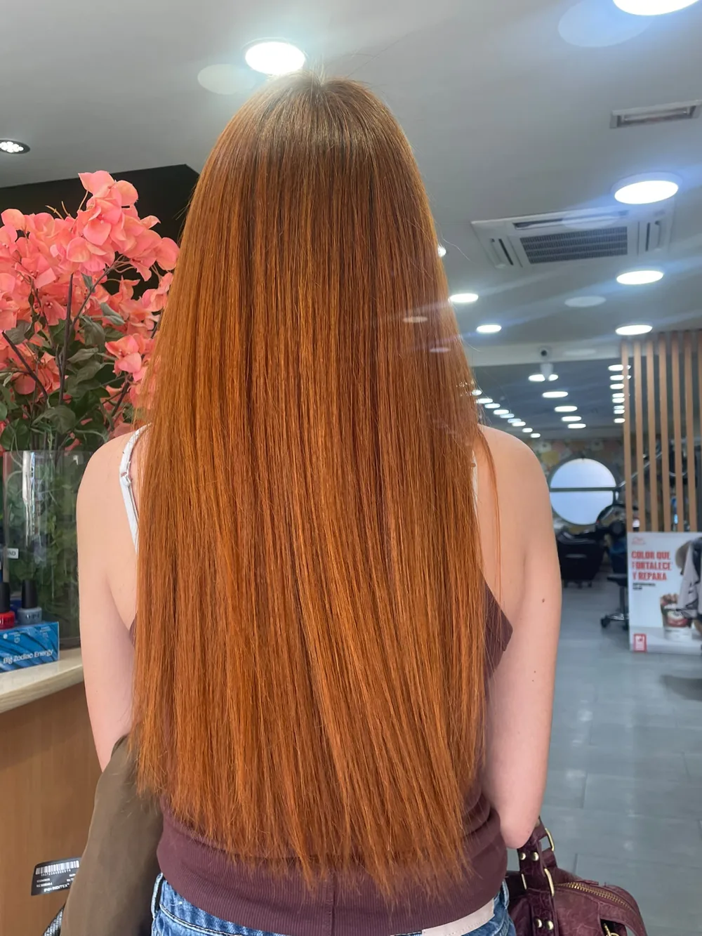 Coloración en Santa Isabel, Zaragoza | Christian Peluqueros Melena larga y lisa en color cobre: coloración en Santa Isabel, Zaragoza